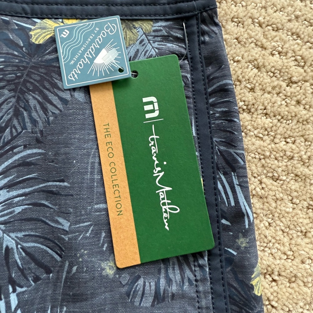 NWT Travis Mathew Floral Board Shorts ~ Men size 30 - Picture 4 of 6